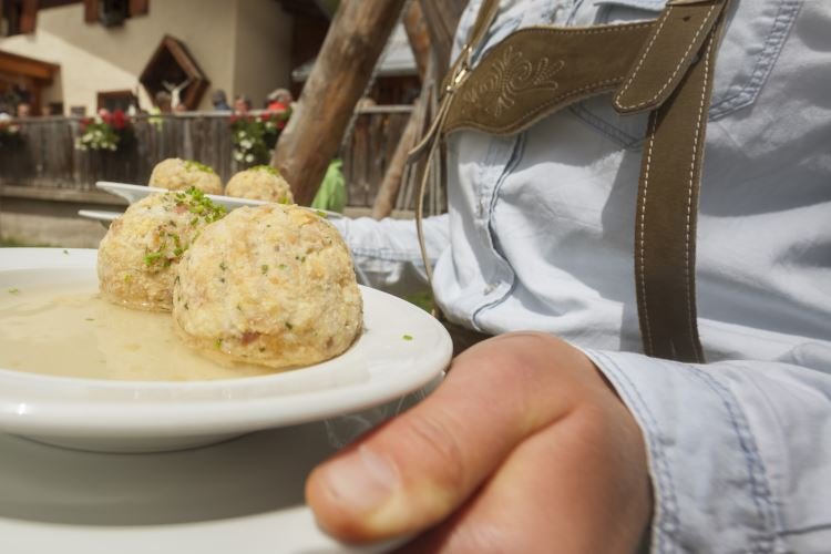 Typisches Südtiroler Gericht - Semmelknödel auf einer bewirtschafteten Alm