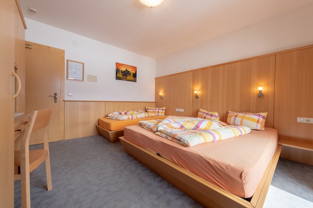 garni_froy_dreibettzimmer__2_.jpg
