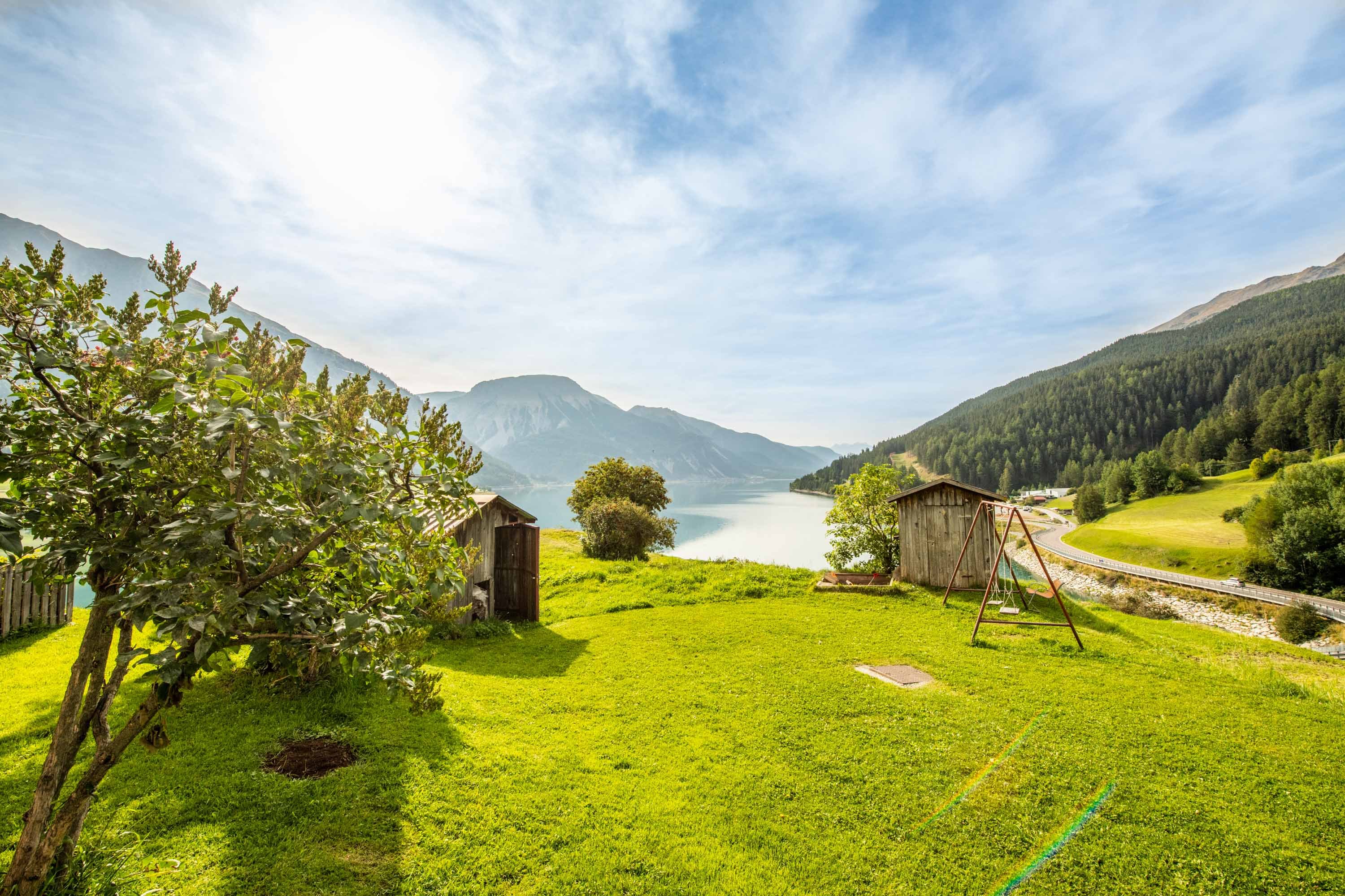 Ausblick von Froy bei Reschen auf die wunderschöne Landschaft am Reschensee