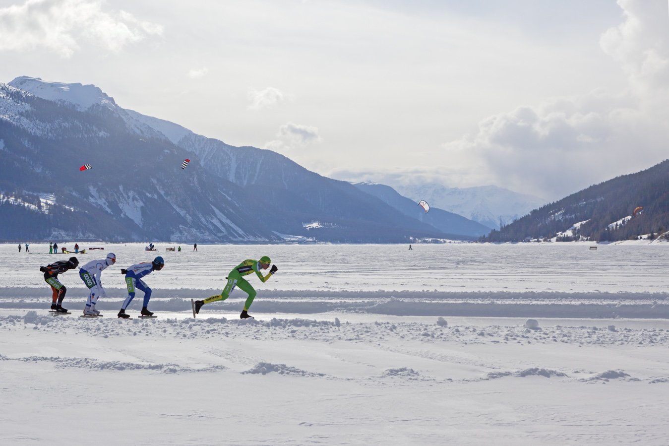 Eissschnellläufer auf dem zugefrorenen Reschensee
